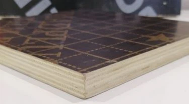 Compensato laminato rivestito con film impermeabile